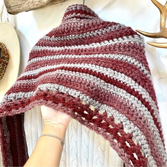 Cozy handcrafted vintage cape/wrap w pray/country/granny vibe - Picture 11 of 15